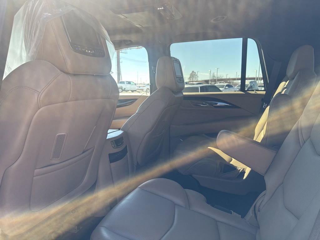 Used 2018 Cadillac Escalade Platinum image 3