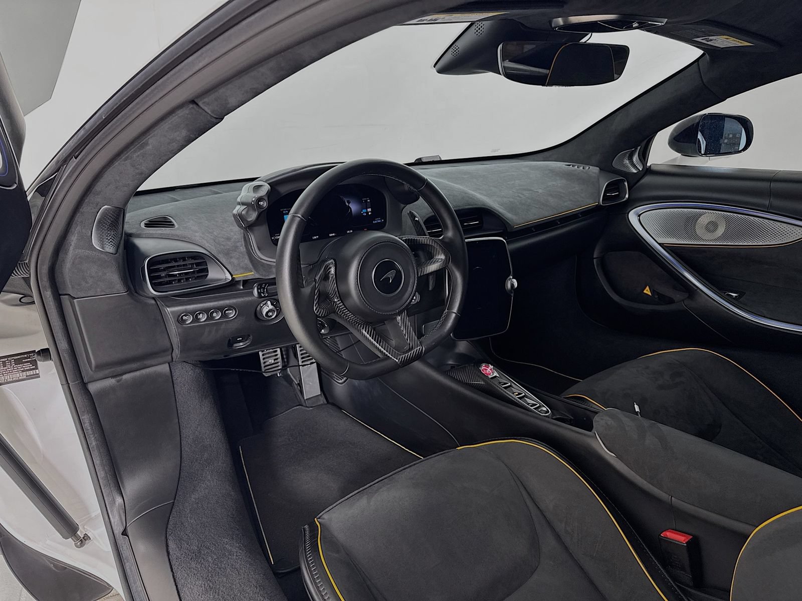 Used 2024 McLaren Artura RWD image 10