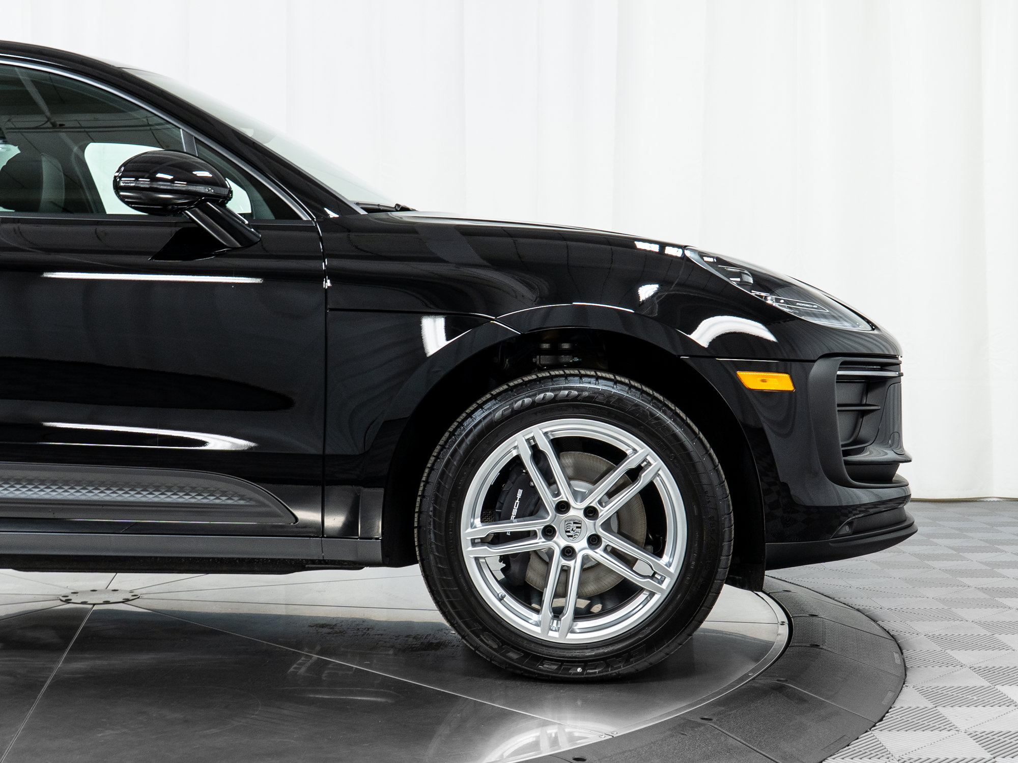 Certified 2025 Porsche Macan AWD/4WD image 11