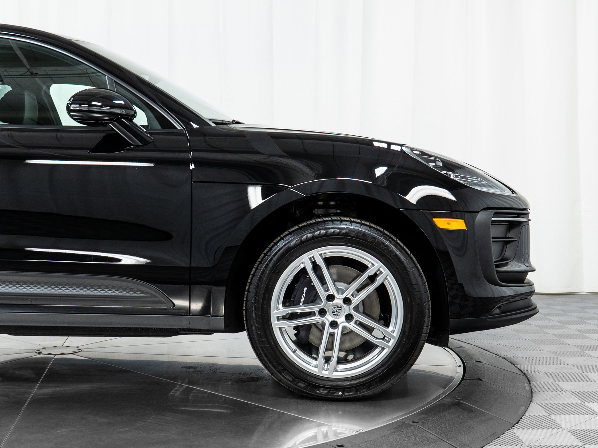 Used 2025 Porsche Macan image 11