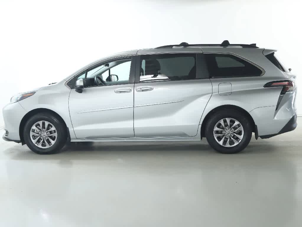 Used 2025 Toyota Sienna LE FWD image 35