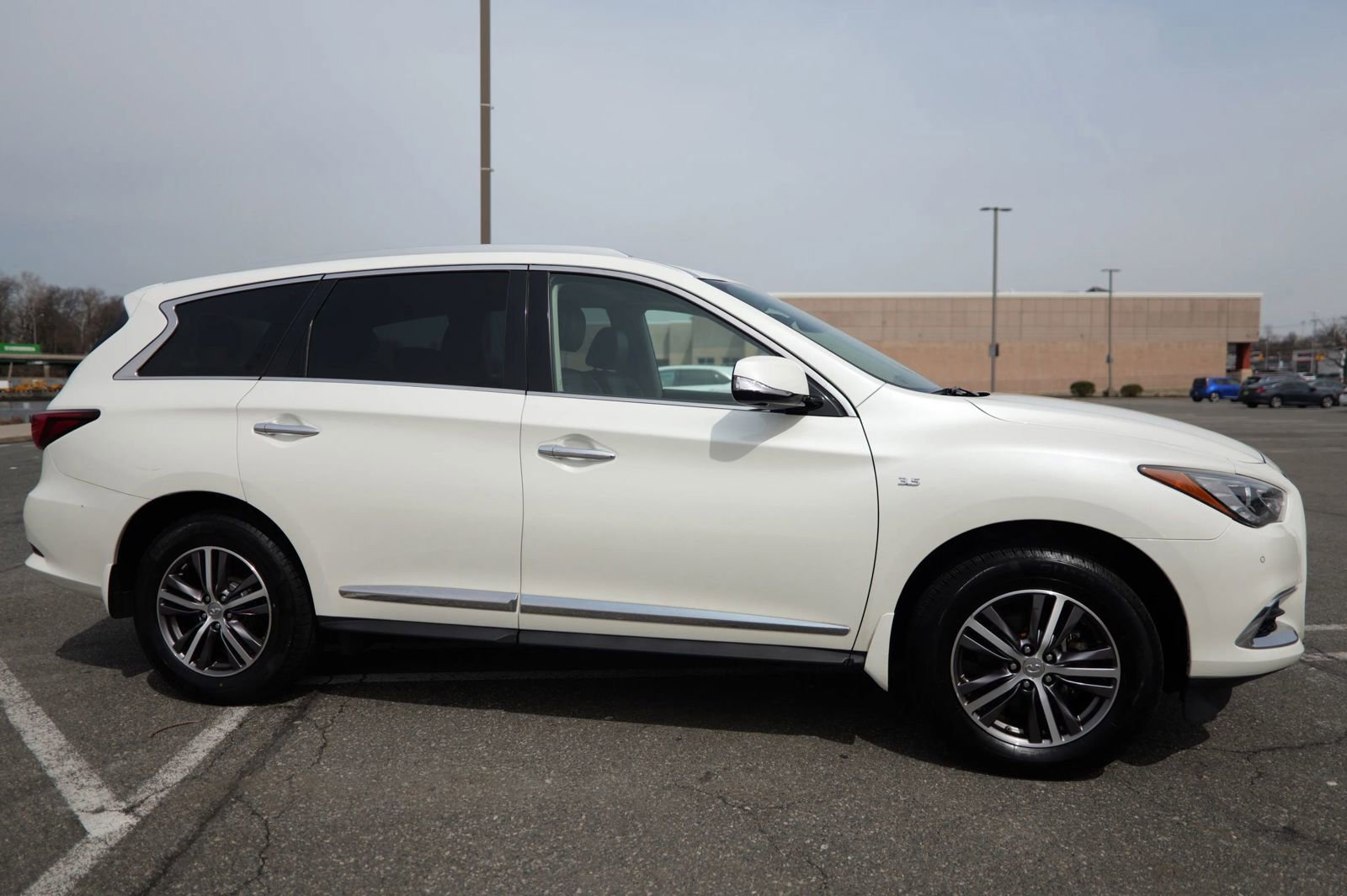 Used 2019 INFINITI QX60 Luxe w/ Essential Package image 12