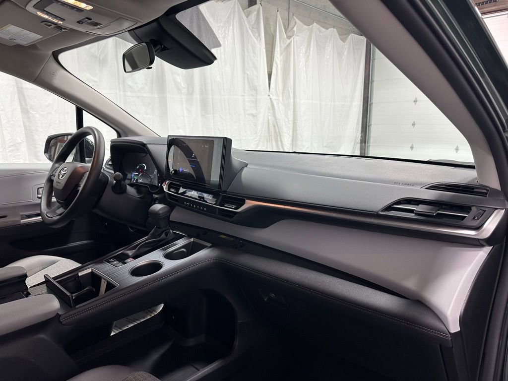 Used 2025 Toyota Sienna LE FWD image 65