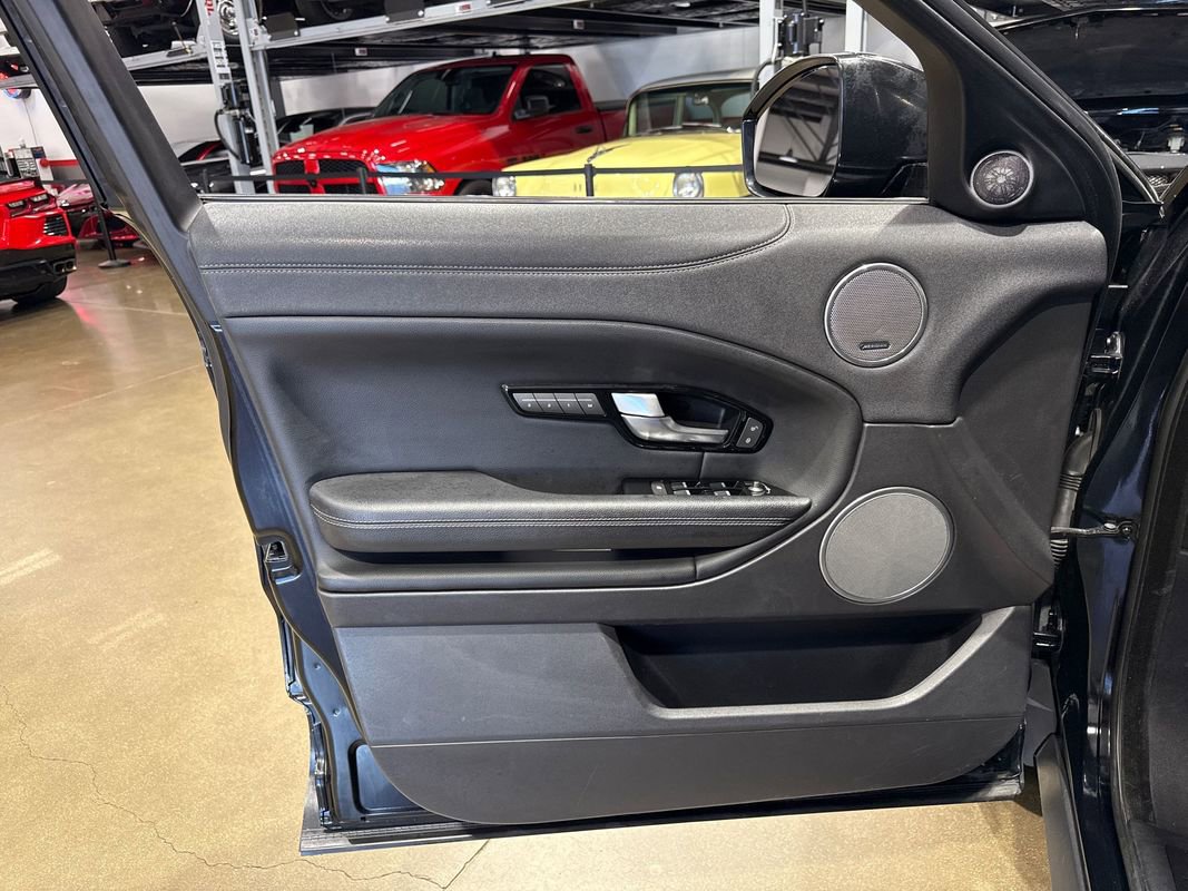 Used 2017 Land Rover Range Rover Evoque SE Premium image 98