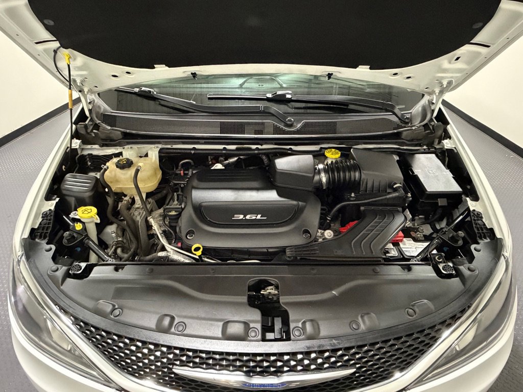 Used 2018 Chrysler Pacifica Touring-L w/ Tire & Wheel Group FWD image 16