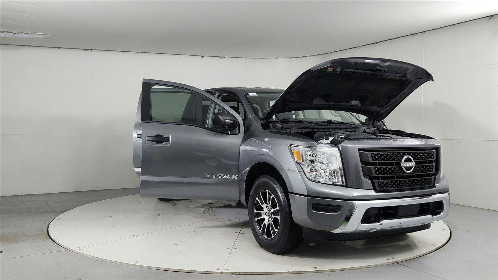 Certified 2024 Nissan Titan SV image 9