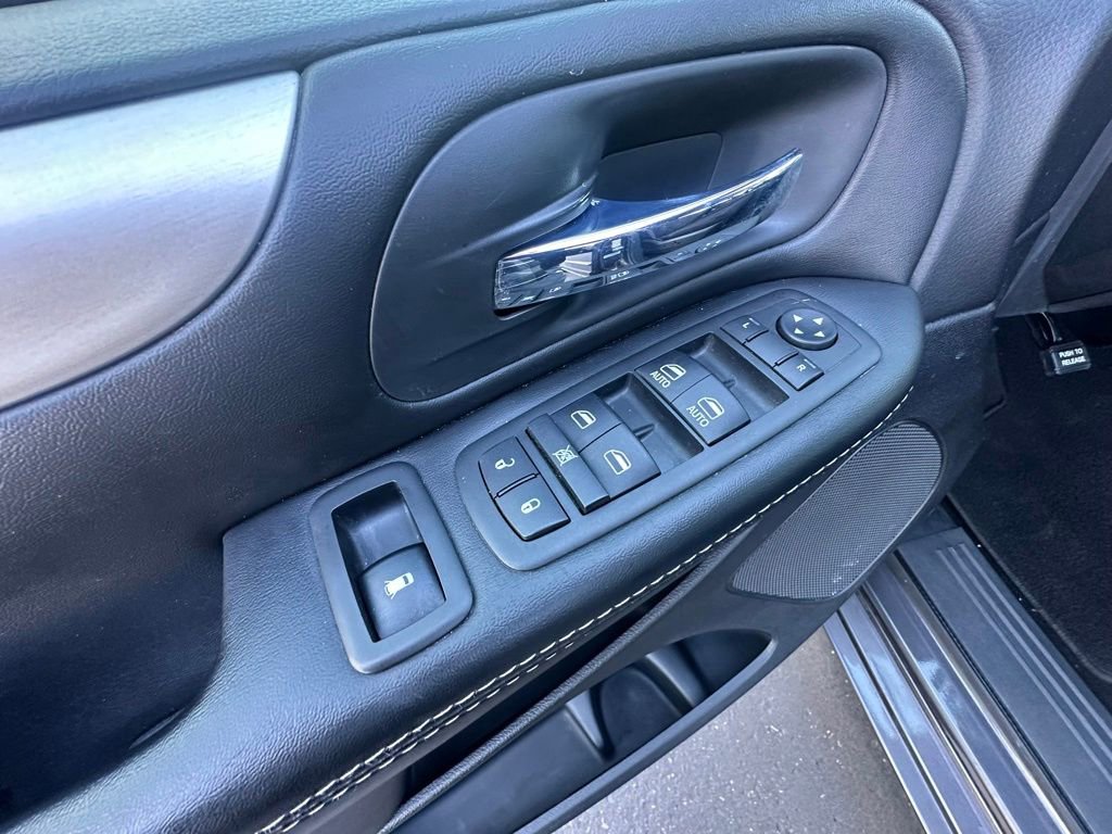 Used 2015 Dodge Grand Caravan SXT w/ Blacktop Package FWD image 18