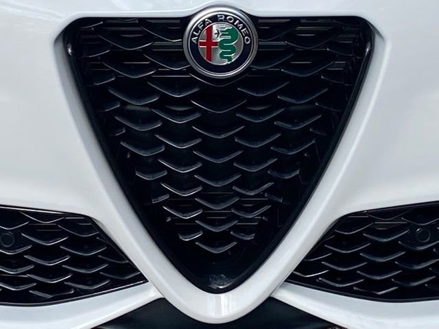 New 2025 Alfa Romeo Giulia AWD image 11