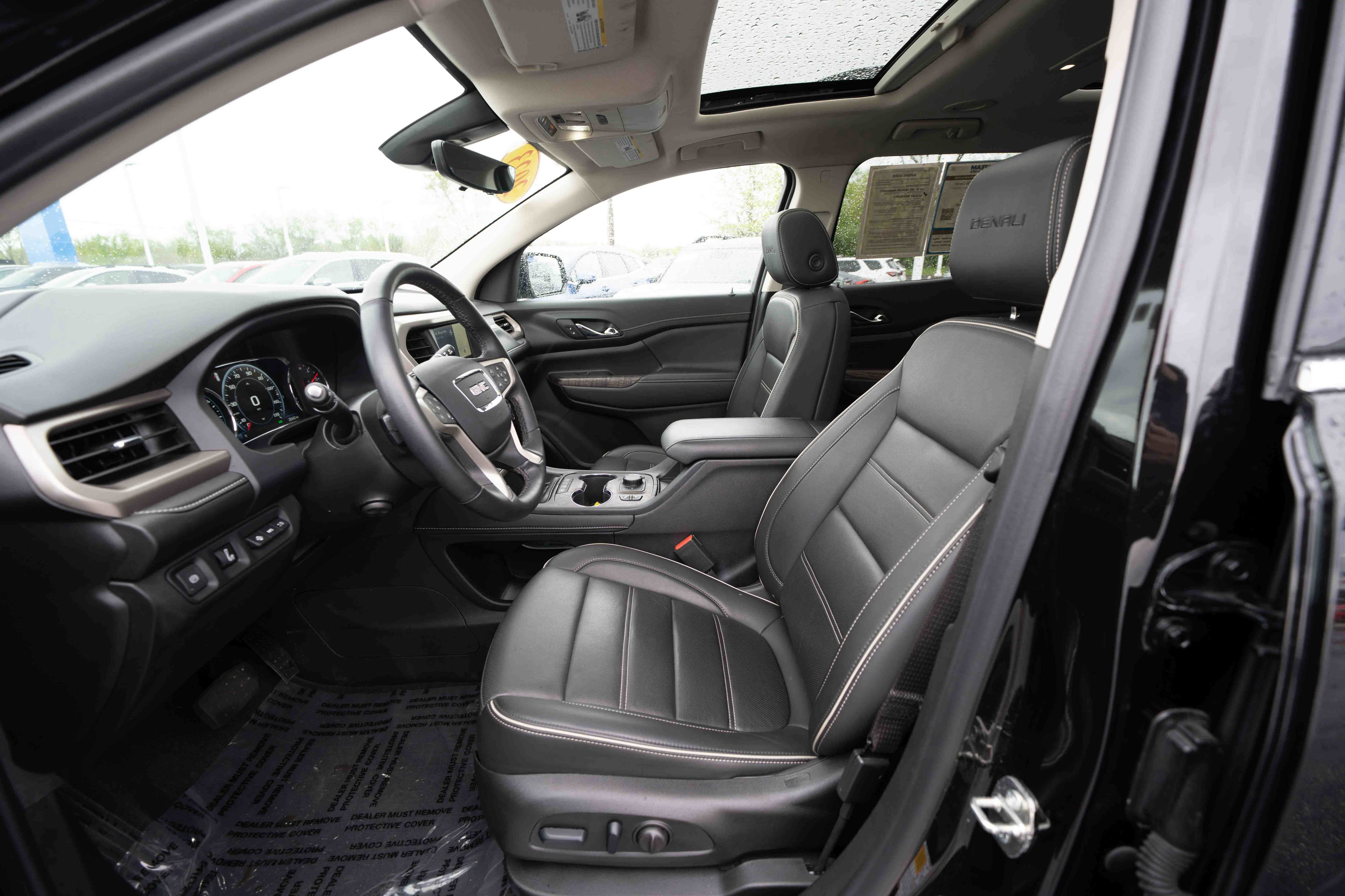 Used 2023 GMC Acadia Denali w/ Denali Ultimate Package AWD/4WD image 9