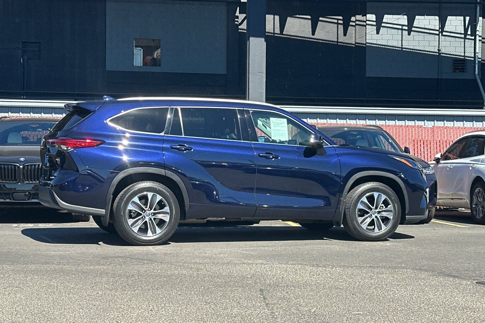 Used 2022 Toyota Highlander XLE AWD/4WD image 8