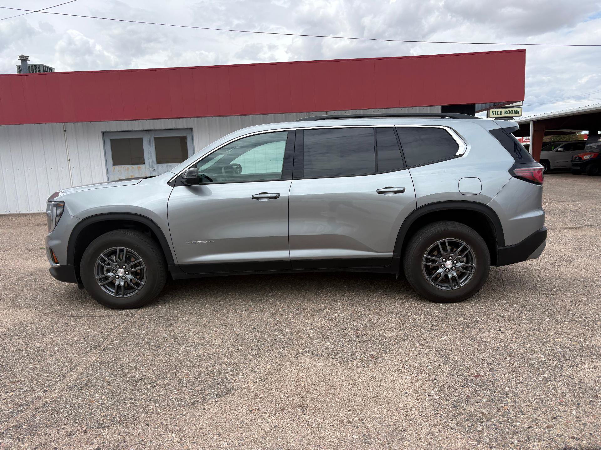 Used 2025 GMC Acadia Elevation AWD/4WD image 3