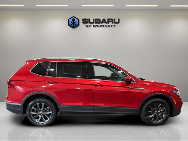 Used 2023 Volkswagen Tiguan SE w/ Panoramic Sunroof Package FWD image 6