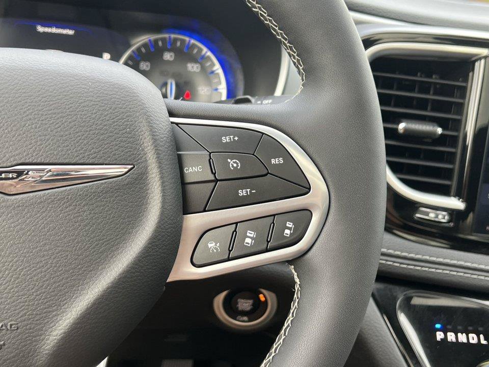 Used 2026 Chrysler Pacifica Limited FWD image 26