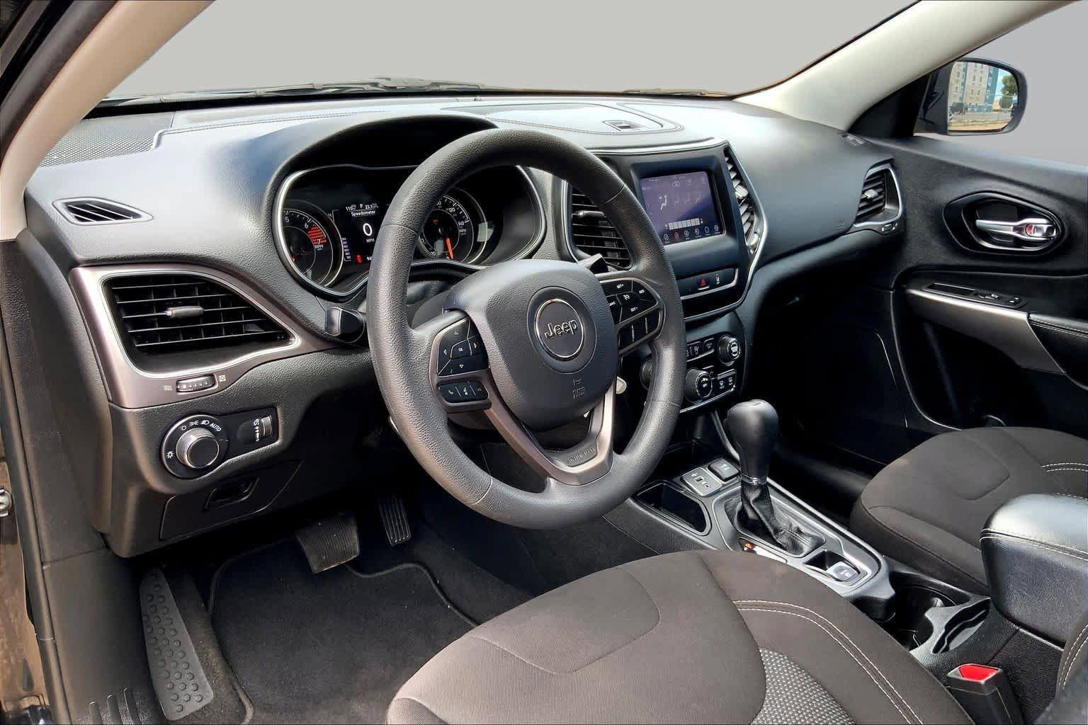 Used 2021 Jeep Cherokee Latitude FWD image 18