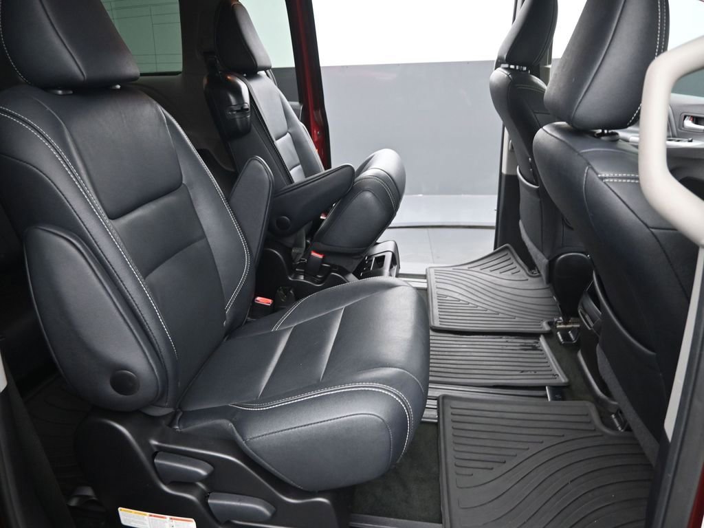 Used 2015 Toyota Sienna SE image 17