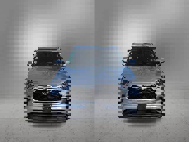 Used 2022 Toyota Highlander XLE image 3