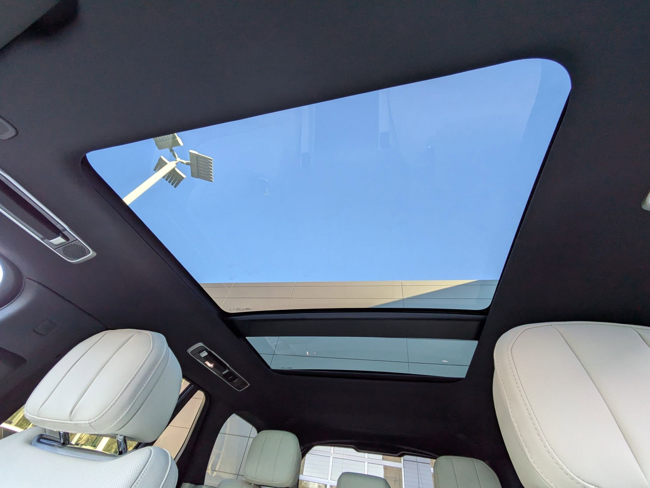 New 2025 Land Rover Range Rover SE image 15