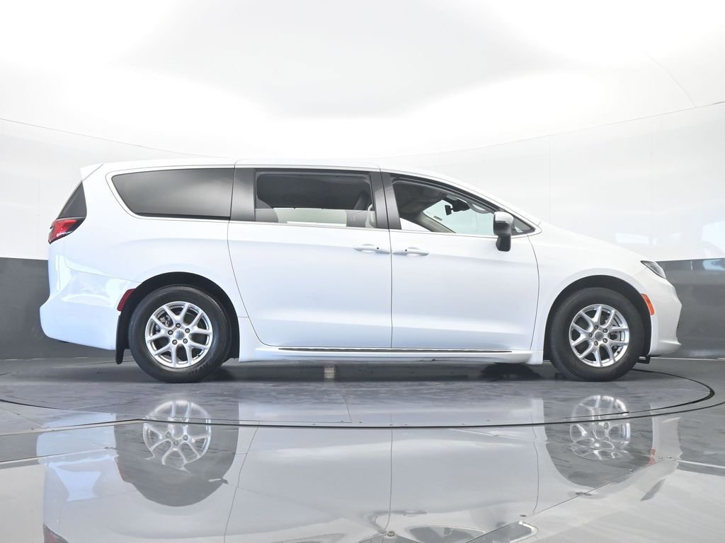 Used 2023 Chrysler Pacifica Touring-L image 63