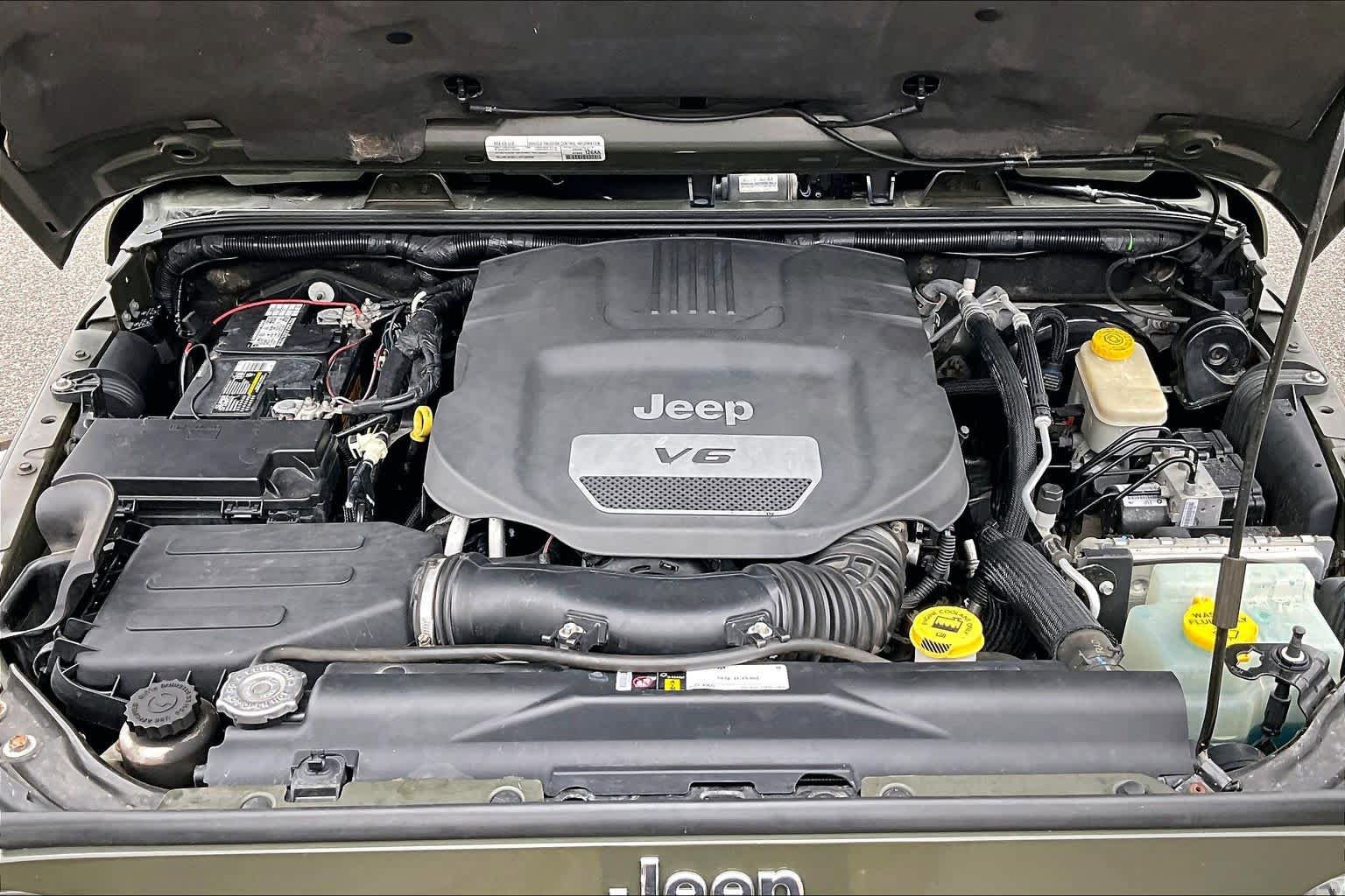 Used 2015 Jeep Wrangler Unlimited Sahara w/ Dual Top Group AWD/4WD image 29