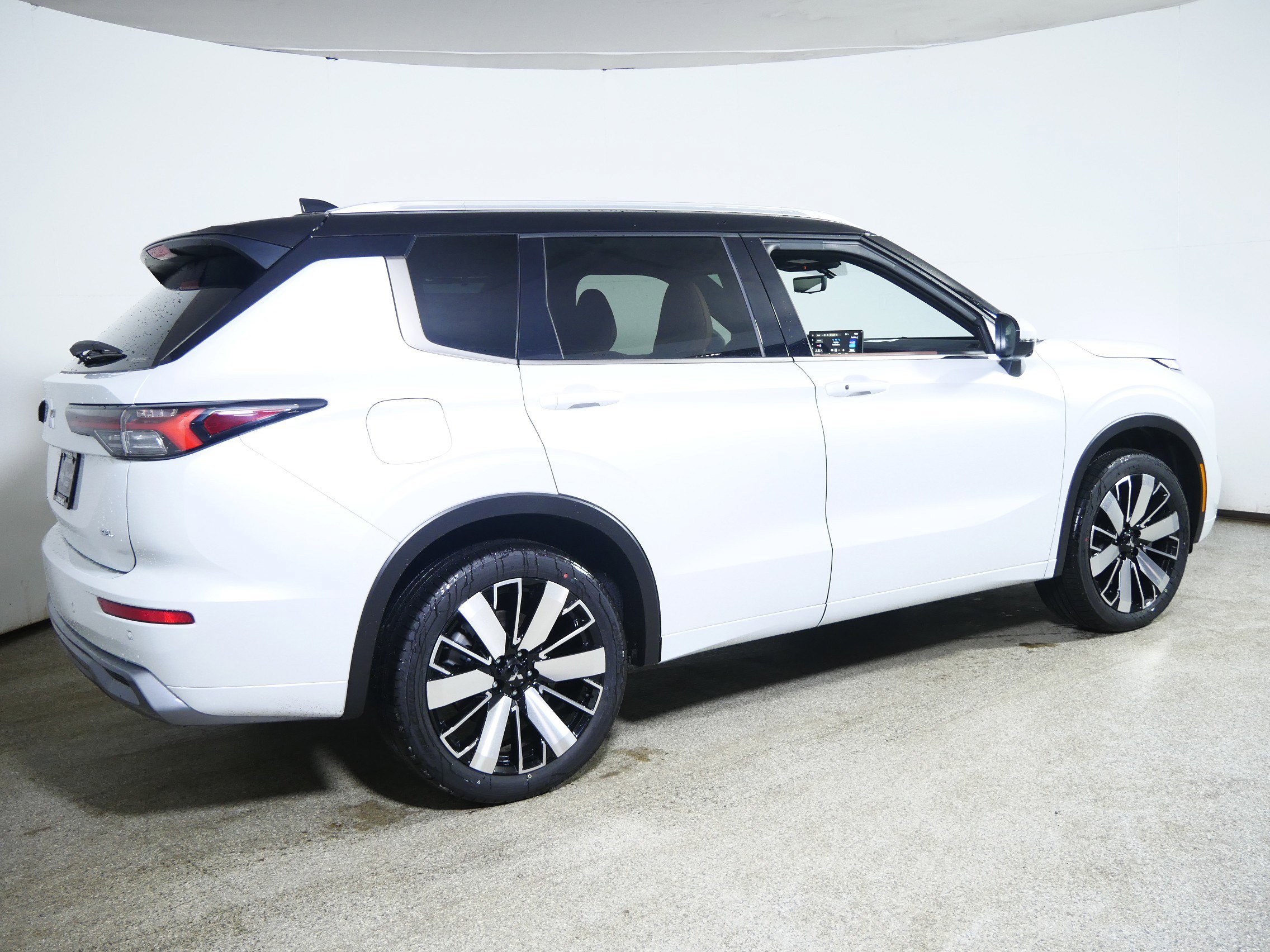 New 2025 Mitsubishi Outlander SEL image 2