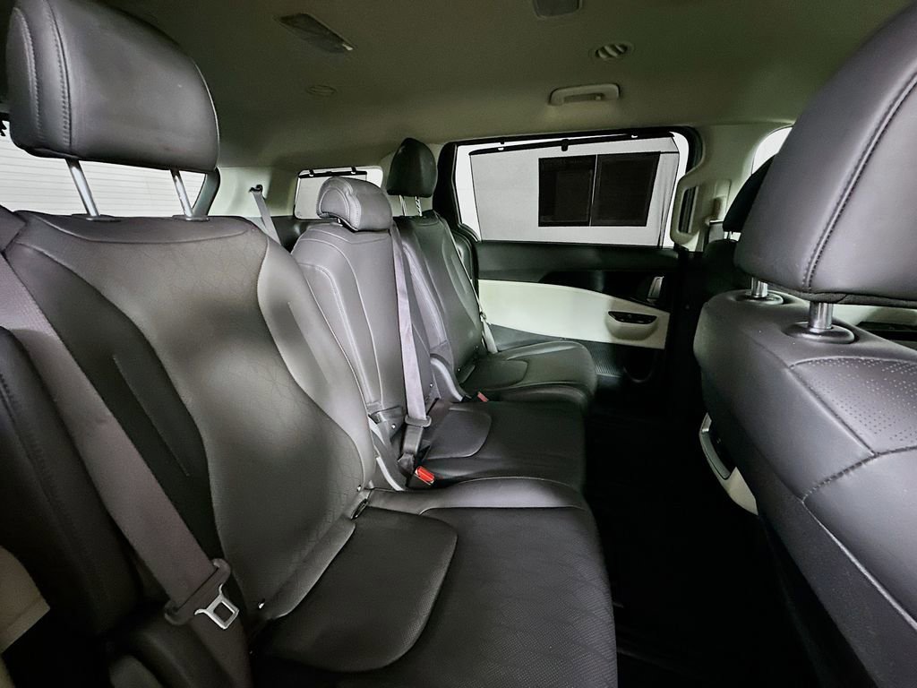 Used 2024 Kia Carnival EX FWD image 11