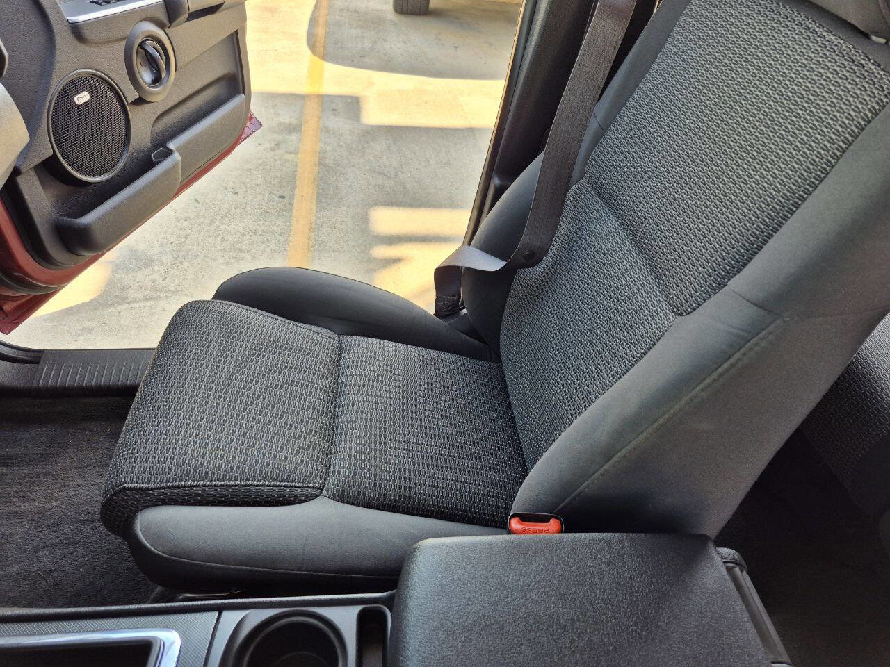 Used 2008 Jeep Commander Sport image 25