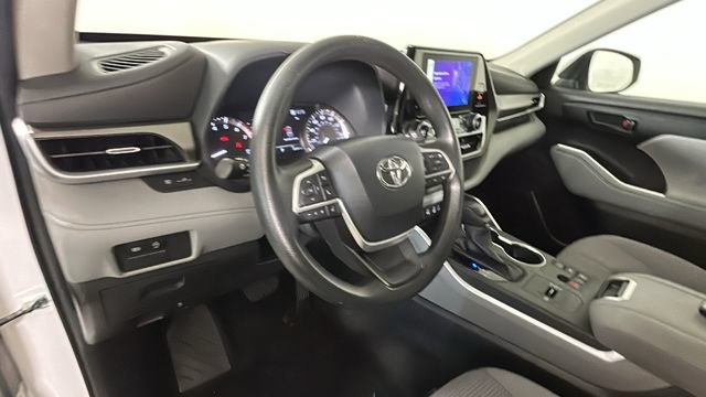 Used 2023 Toyota Highlander L FWD image 13