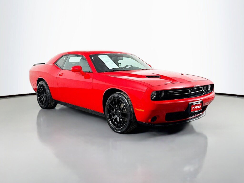 Used 2023 Dodge Challenger SXT RWD image 7