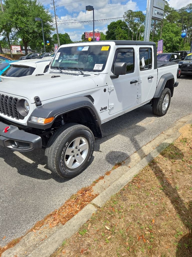 Used 2024 Jeep Gladiator Sport AWD/4WD image 2
