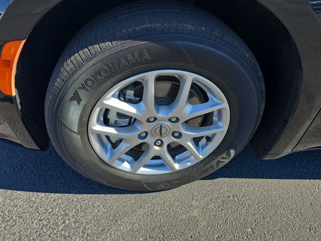 Used 2023 Chrysler Pacifica Touring-L image 2