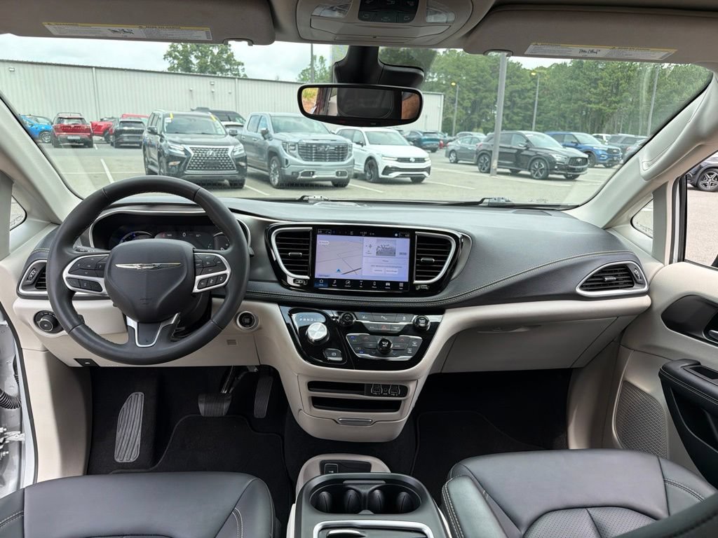 Used 2024 Chrysler Pacifica Limited FWD image 8