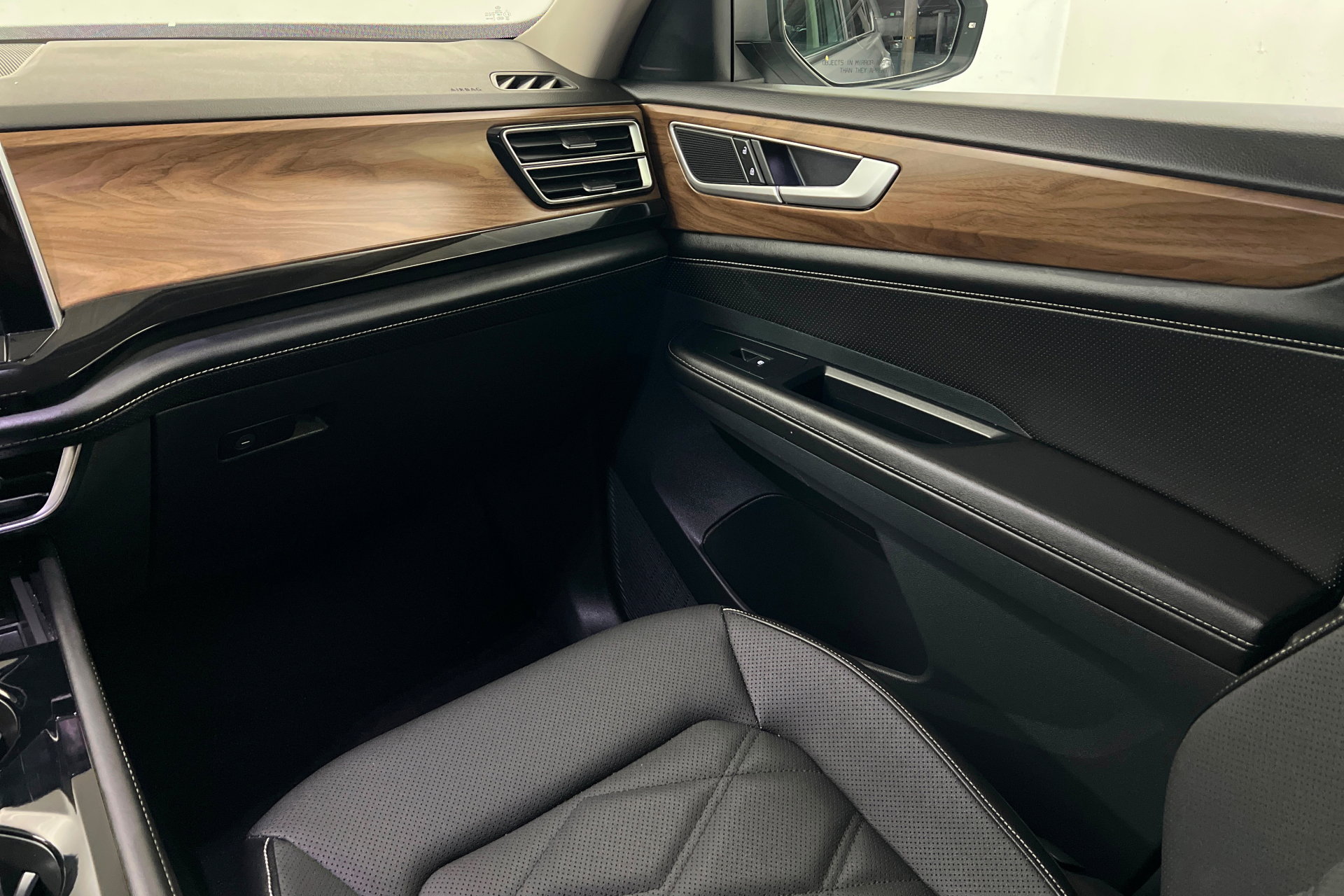 Used 2025 Volkswagen Atlas SE AWD/4WD image 11