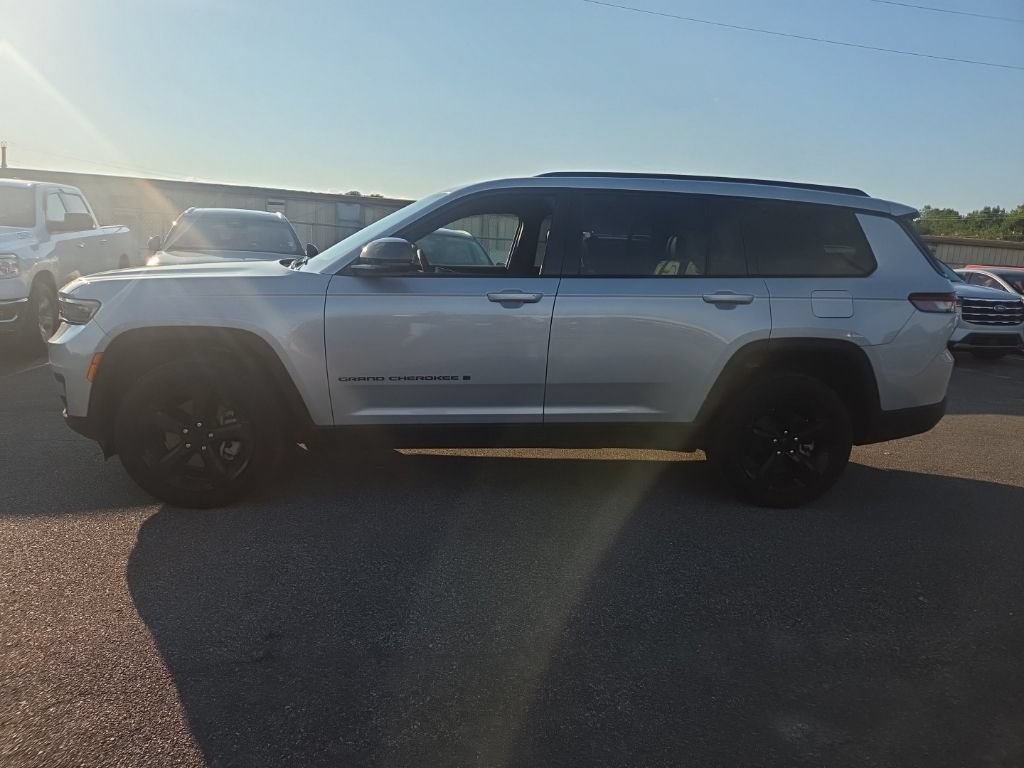 Used 2024 Jeep Grand Cherokee L Altitude RWD image 5
