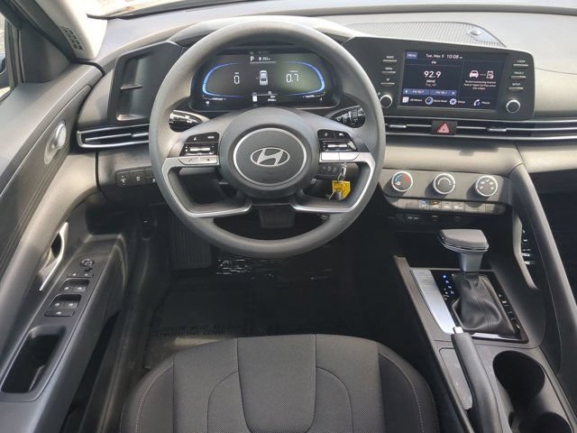 Used 2025 Hyundai Elantra SE FWD image 13