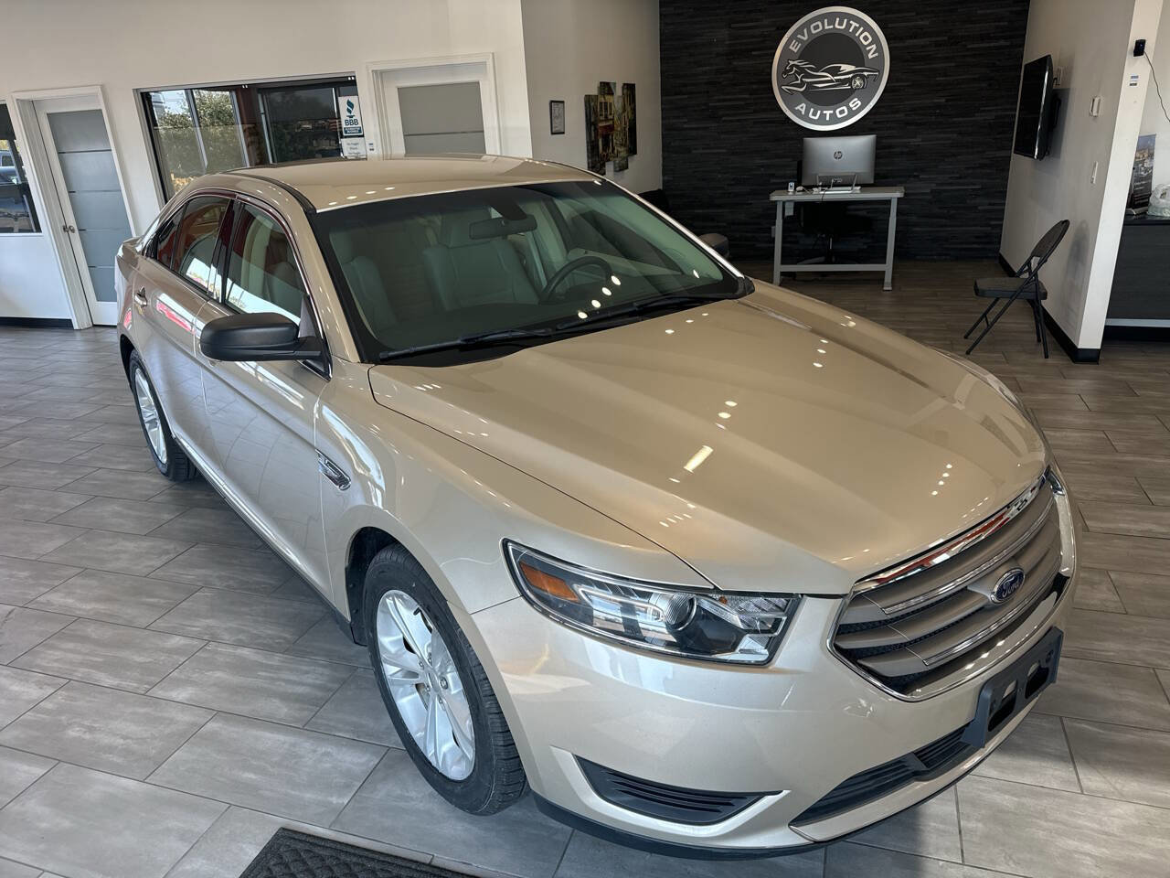 Used 2017 Ford Taurus SE image 3