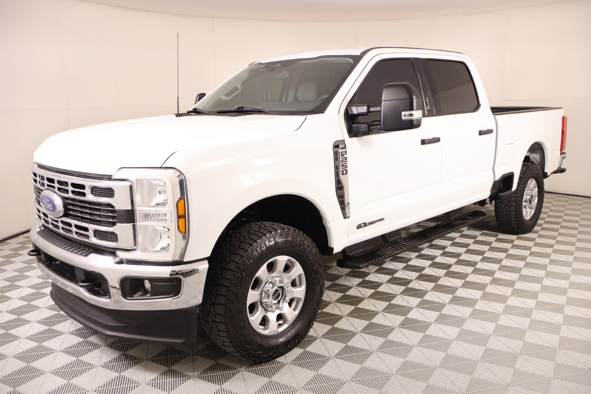 Used 2024 Ford F250 XLT w/ FX4 Off-Road Package AWD/4WD image 9
