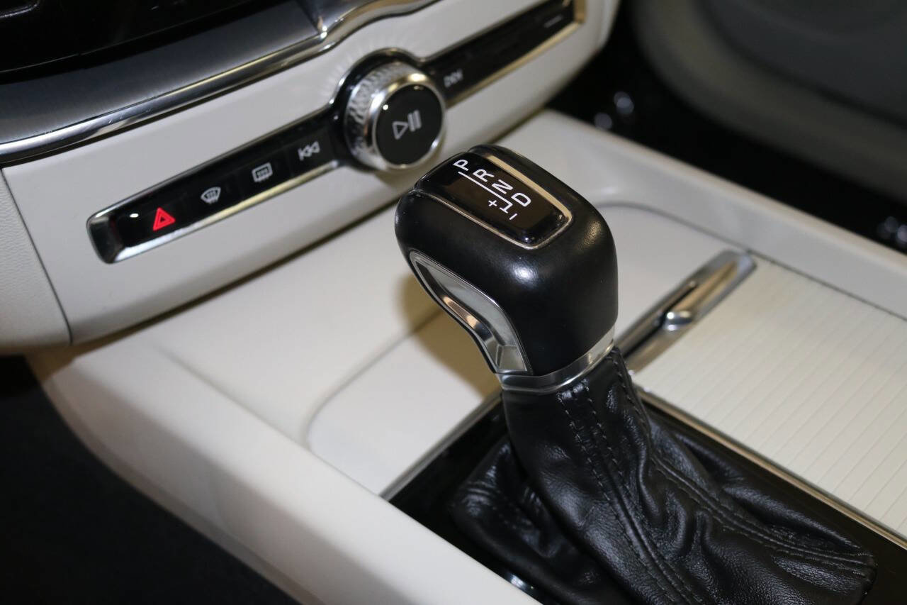 Used 2019 Volvo XC60 T5 Momentum w/ Premium Package AWD/4WD image 35