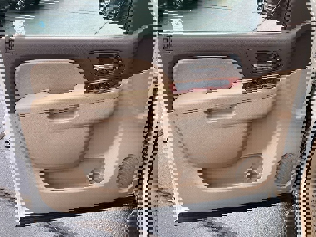 Used 2010 GMC Yukon XL SLT w/ SLT-2 Equipment Package image 3