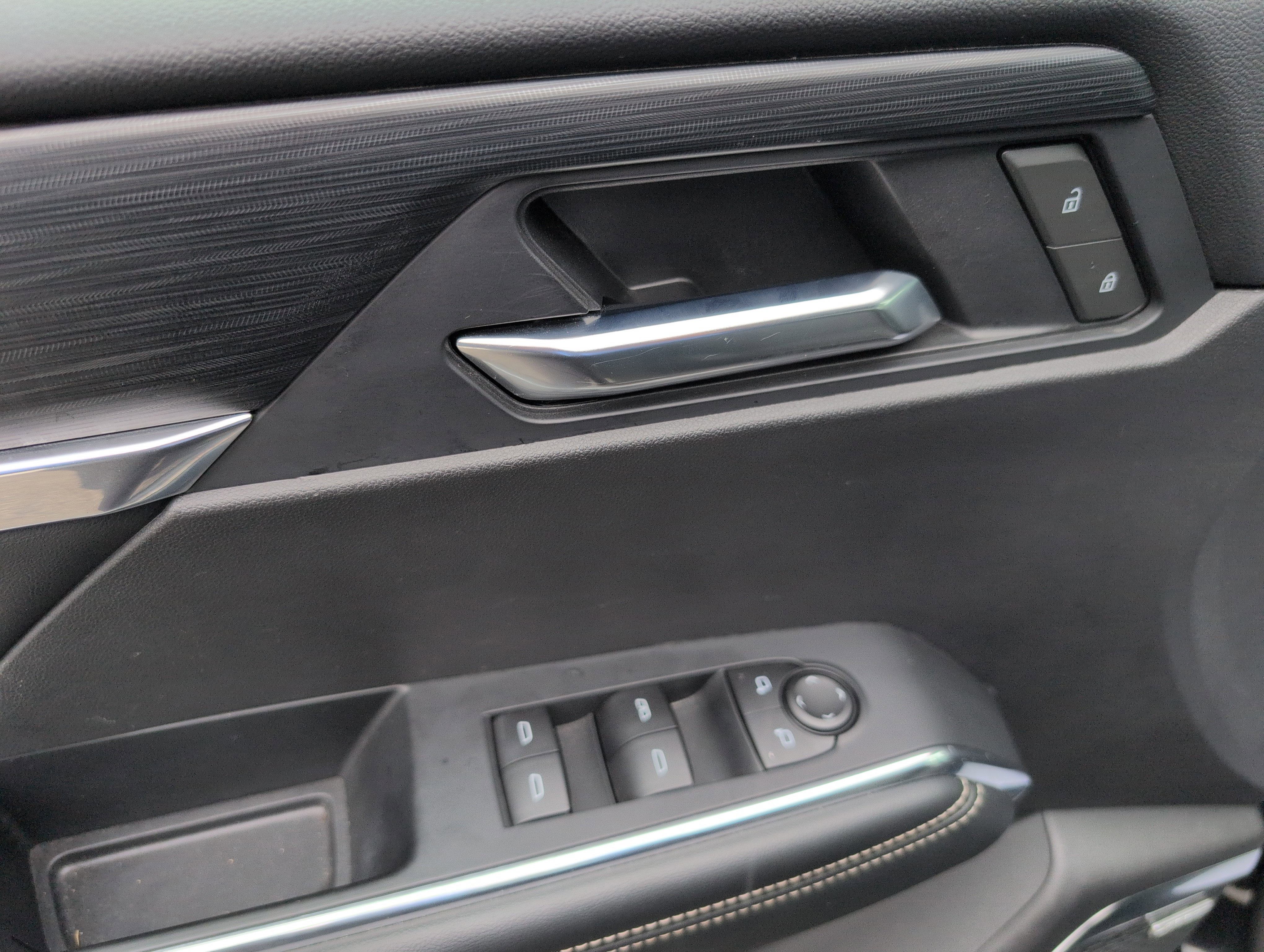 Used 2025 GMC Acadia Elevation image 14