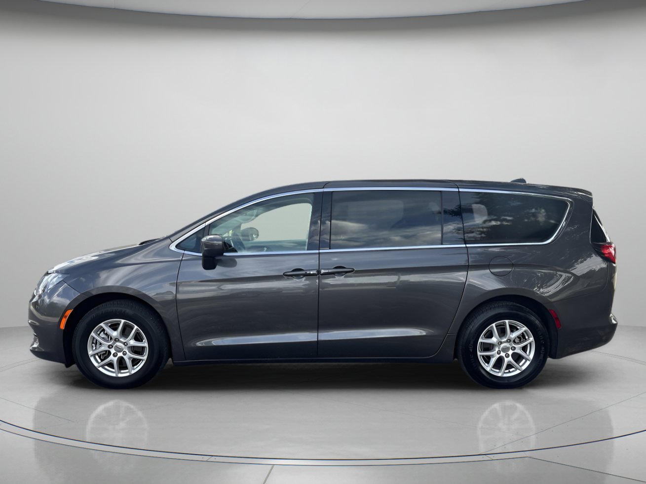 Used 2021 Chrysler Voyager LX image 5