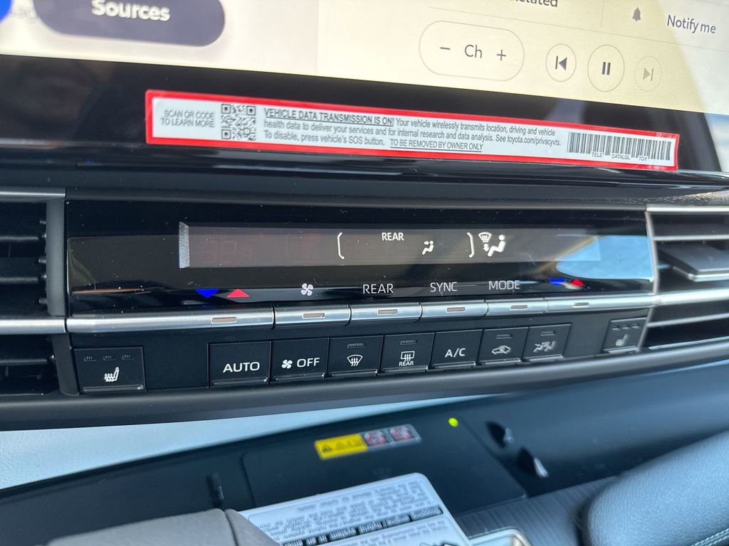 Used 2025 Toyota Sienna XLE FWD image 25