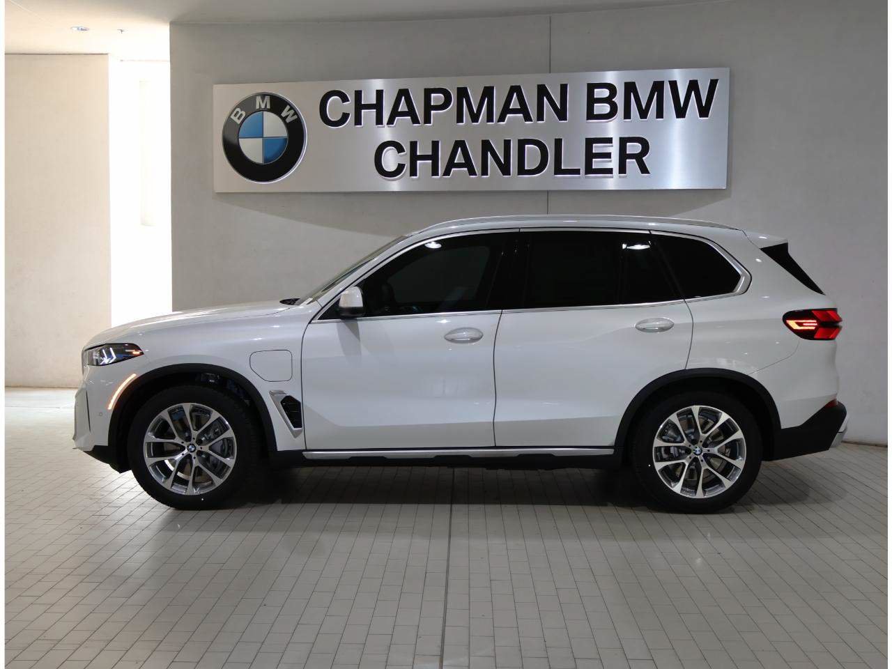 Used 2026 BMW X5 xDrive50e w/ Premium Package AWD/4WD image 3