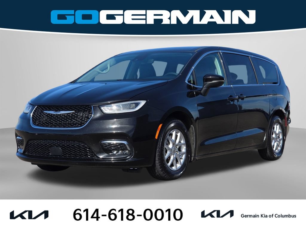 Used 2023 Chrysler Pacifica Touring-L FWD image 1