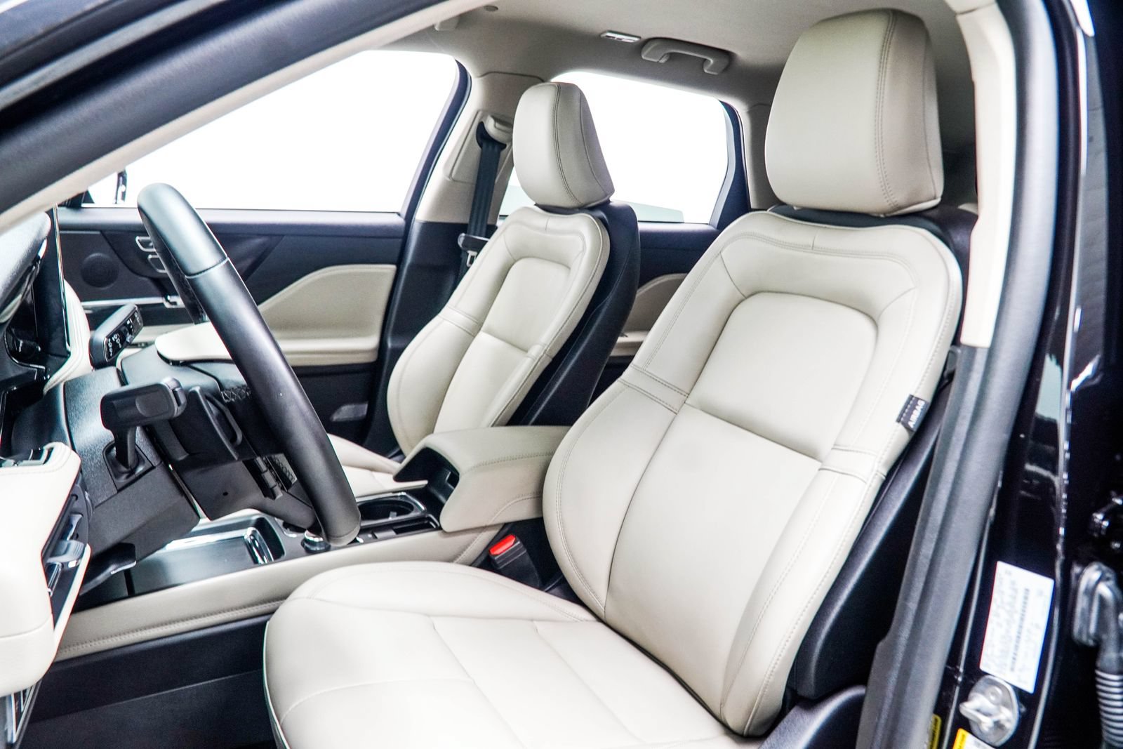 Used 2025 Lincoln Corsair AWD image 37