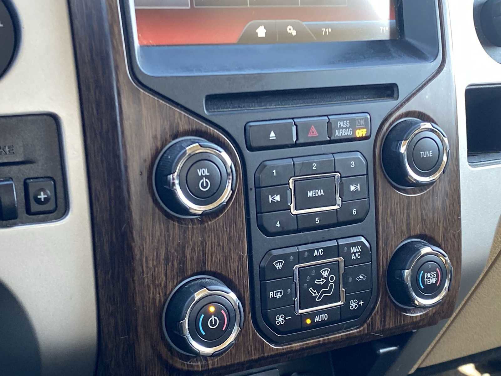 Used 2014 Ford F150 Lariat w/ Lariat Chrome Package AWD/4WD image 24