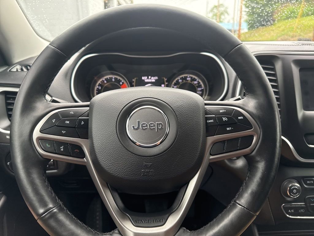 Used 2019 Jeep Cherokee Latitude Plus w/ Cold Weather Group AWD/4WD image 18