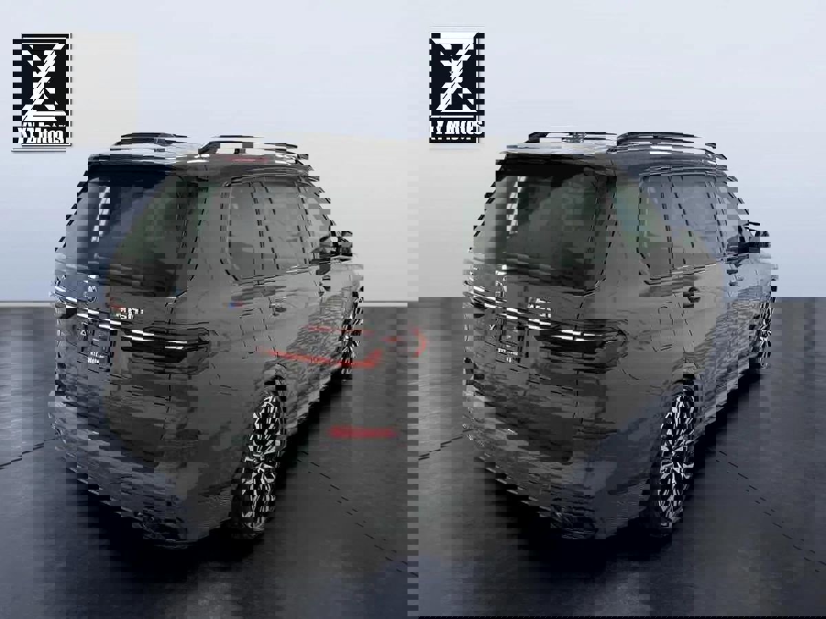 Used 2023 BMW X7 M60i image 8