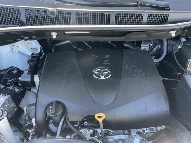 Used 2020 Toyota Sienna LE w/ Carpet Mat Package image 37