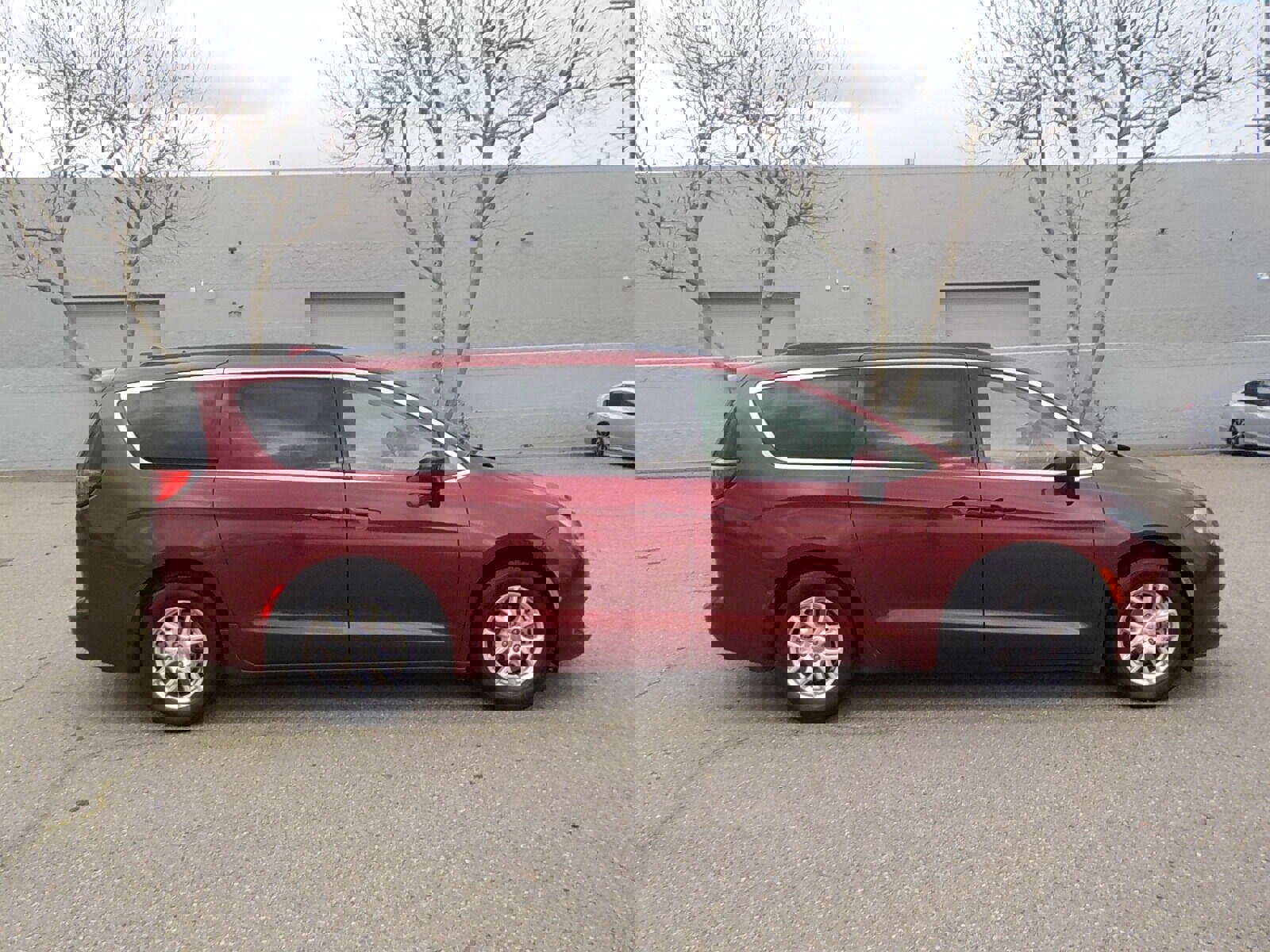 Used 2020 Chrysler Voyager LX image 4