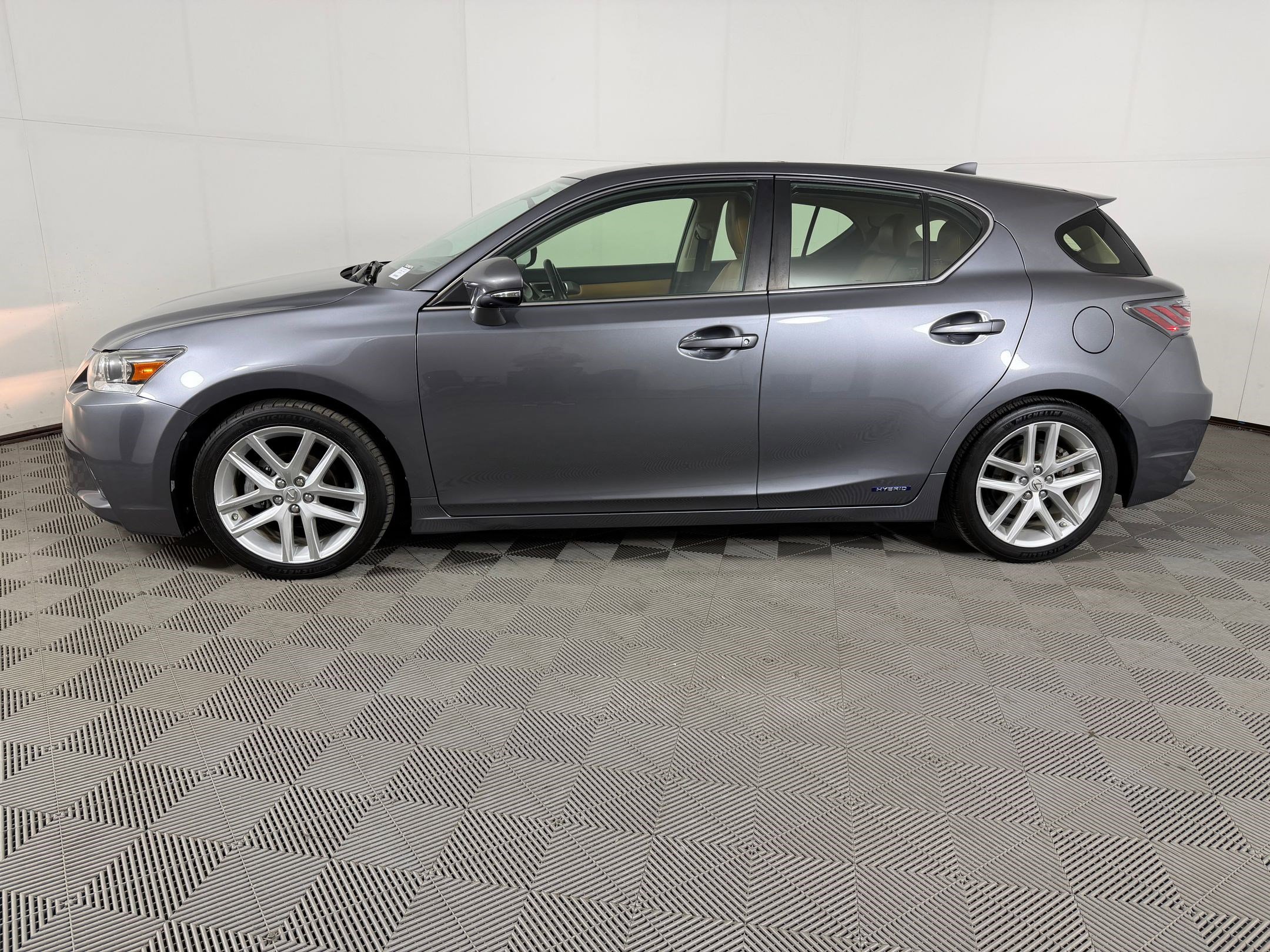 Used 2015 Lexus CT 200h FWD image 2
